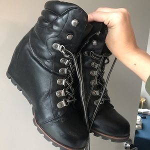 Eddie Bauer wedge snow boots